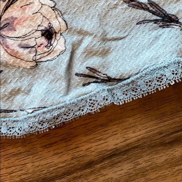 Dragonfly floral tank with lace detail - Picture 3 of 8